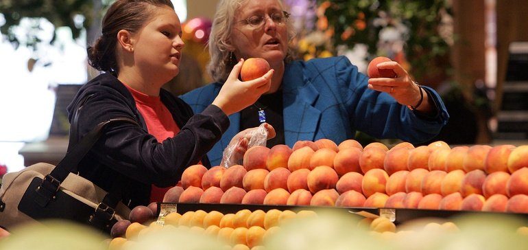 Consumers' preferences for produce often don't match up with their behavior, report finds