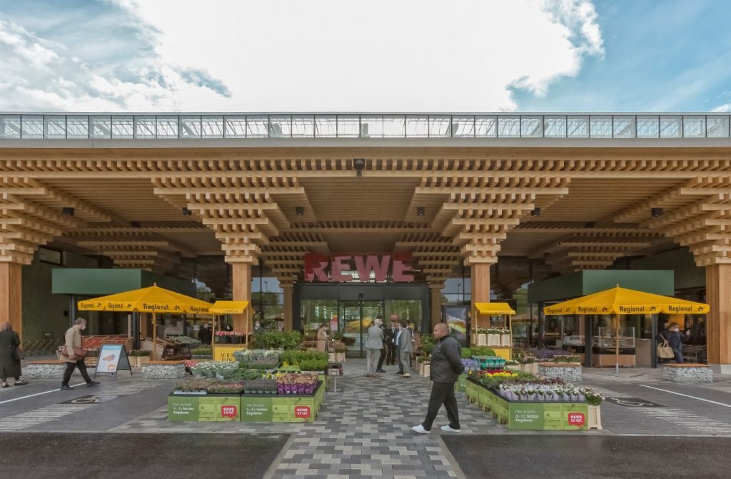 Duurzame Rewe supermarkt kweekt kruiden en vis op het dak