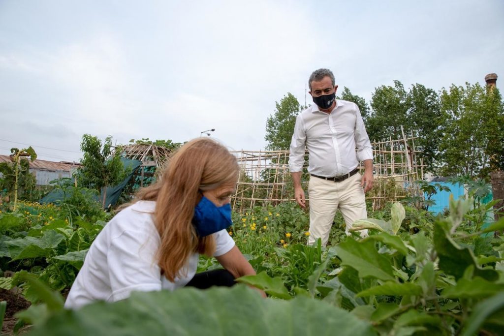 Mayor Pablo Javkin with Marta Queñas in a Vegetable Garden Park.
