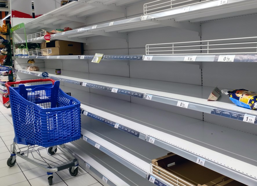 Lege winkelrekken bij Carrefour door stakingen in distributiecentra