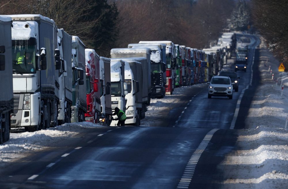 FILE PHOTO: Trucks line up in a long queue to cross the Polish-Ukrainian border at the Hrebenne-Rawa Ruska crossing in Potoki, Poland, January 8, 2024. REUTERS/Kacper Pempel/File Photo
