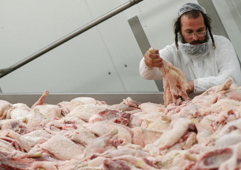 Jewish community takes food inspection agency to court over slaughter guidelines