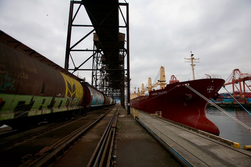 A grain train pulls up alongside a cargo vessel at the Alliance Grain Terminal at Vancouver on Oct. 6, 2011. (File photo: Reuters/Ben Nelms)
