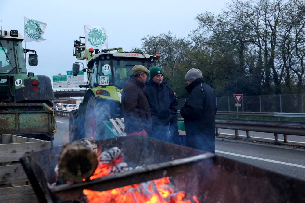 French farmers back on the streets as Mercosur talks fuel discontent