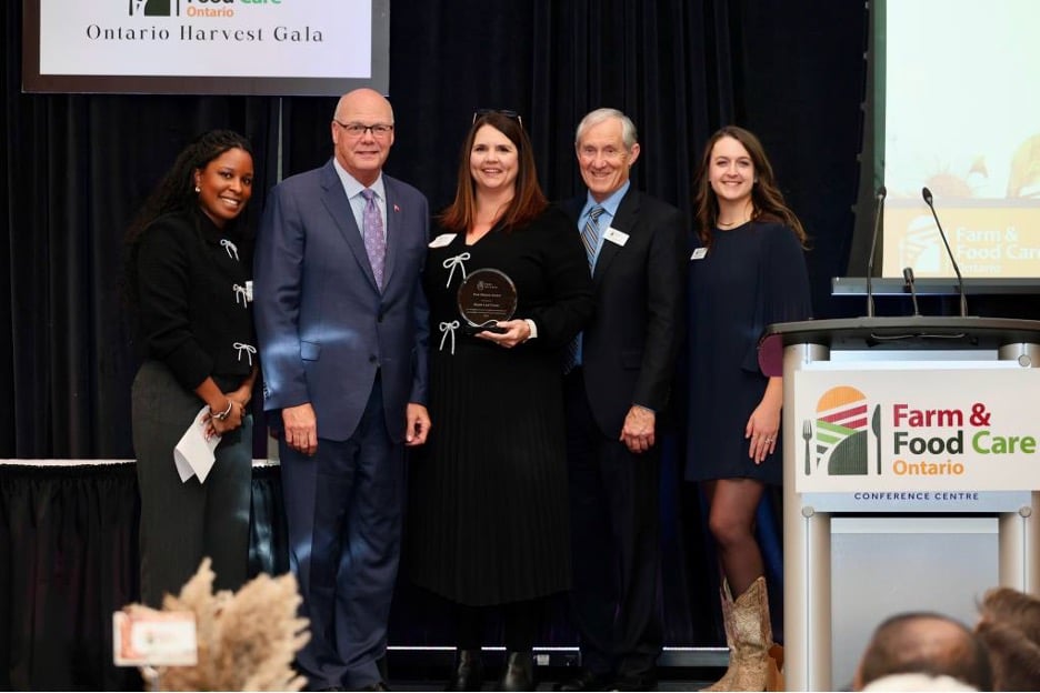 Presentation of the 2024 Paul Mistele Memorial Award by Feed Ontario to Maple Leafs Foods Inc. (Left to Right): Shanade Thomas, Manager of Operations & Programs, Feed Ontario; Hon. Rob Flack, Minister of Agriculture, Food and Agribusiness; Kelly Gubesch, Ontario Poultry Sales Manager, Maple Leaf Foods Inc.; Crispin Colvin, Chair of Farm & Food Care Ontario; Janelle Cardiff, Chair of Farm & Food Care Ontario.