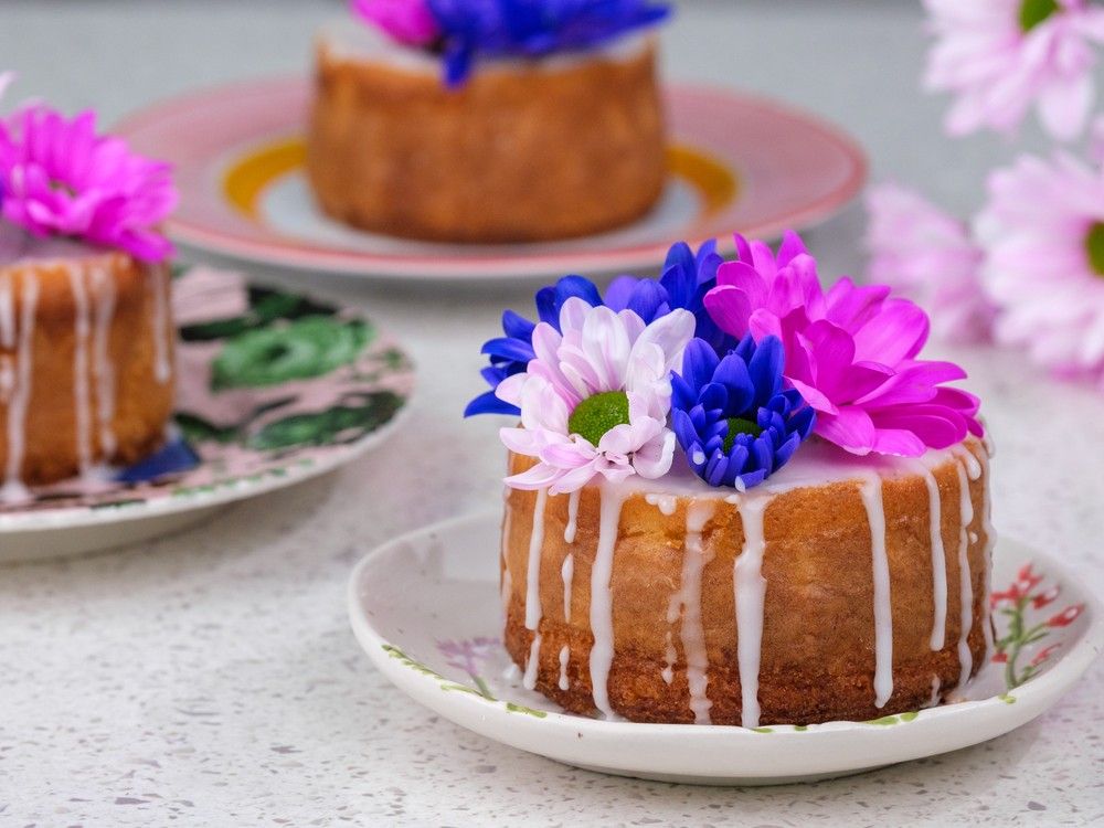 Elegant, effortless and beautiful Mother's Day mini cakes.  