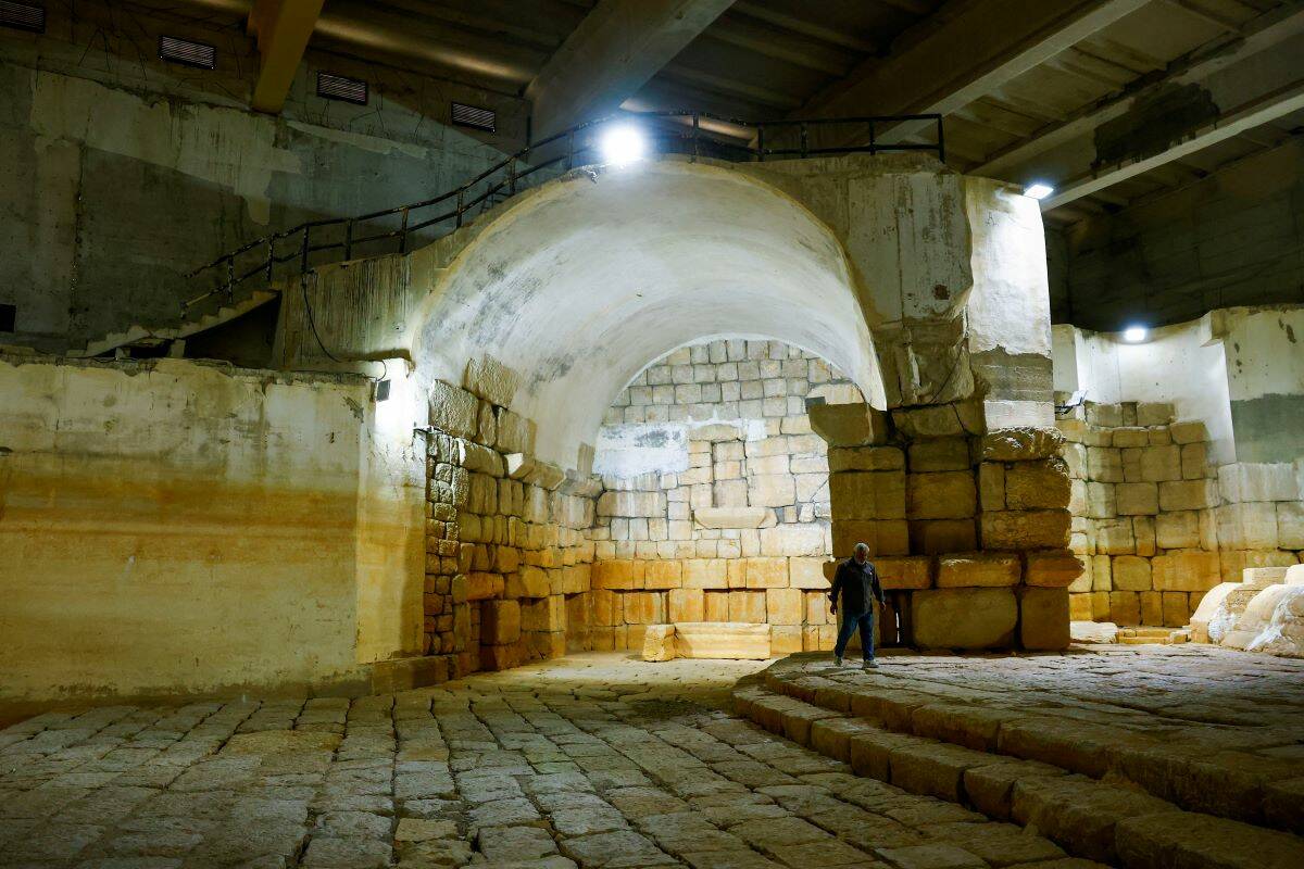 A man walks in an empty Ein al-Fejeh spring basin, in Damascus countryside, Syria, May 12, 2025. Photo: Reuters/Yamam Alshaar
