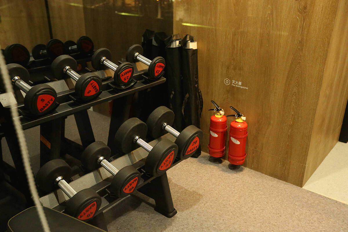 View of a set of dumbbells in a shared fitness pod of the smart shared-fitness provider Shanghai ParkBox Technology Co. at the Caohejing Hi-Tech Park in Shanghai, China, 25 October 2017.

Smart shared-fitness provider Shanghai ParkBox Technology Co. has released a new version of its mobile app and three new sizes of its fitness pod, the company said in a press briefing yesterday (25 October 2017). The update brings a social network feature to the app, making it easier for users to find work-out partners at its fitness pods. The firm has also introduced three new sizes of its fitness boxes which are installed in local communities. The new two-, four- and five-person boxes cover eight, 18 and 28 square meters, respectively. ParkBox's pods are fitted with Internet of Things (IoT) equipment, mobile self-help appointment services, QR-code locks and a smart instructor system employing artificial intelligence. 



No Use China. No Use France.