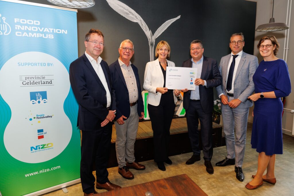 Helga Witjes, Provincial Executive member for Economy and Innovation in Gelderland, receives the report on the new food innovation park in Ede.