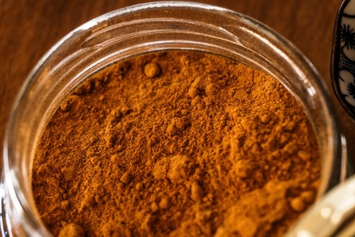 Bowl of ground cinnamon, representing brands affected by the FDA cinnamon recall 2025 due to lead contamination.