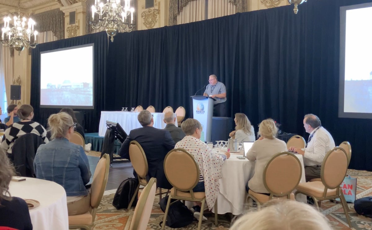 Dan Benoit addresses Canadian Farm Writers Federation attendees at the Fort Garry Hotel on Sept. 20, 2025.