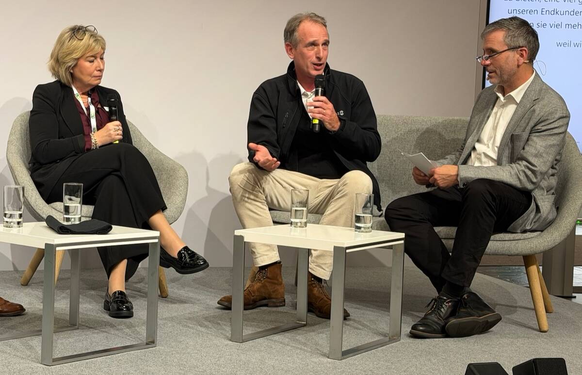 Donna Boyd, CEO of the Agricultural Manufacturers of Canada and Régis Legendre, owner of Lucas G were on a pane at Agritechnical, moderated by Guido Honer, of Landwirtschaftsverlag.