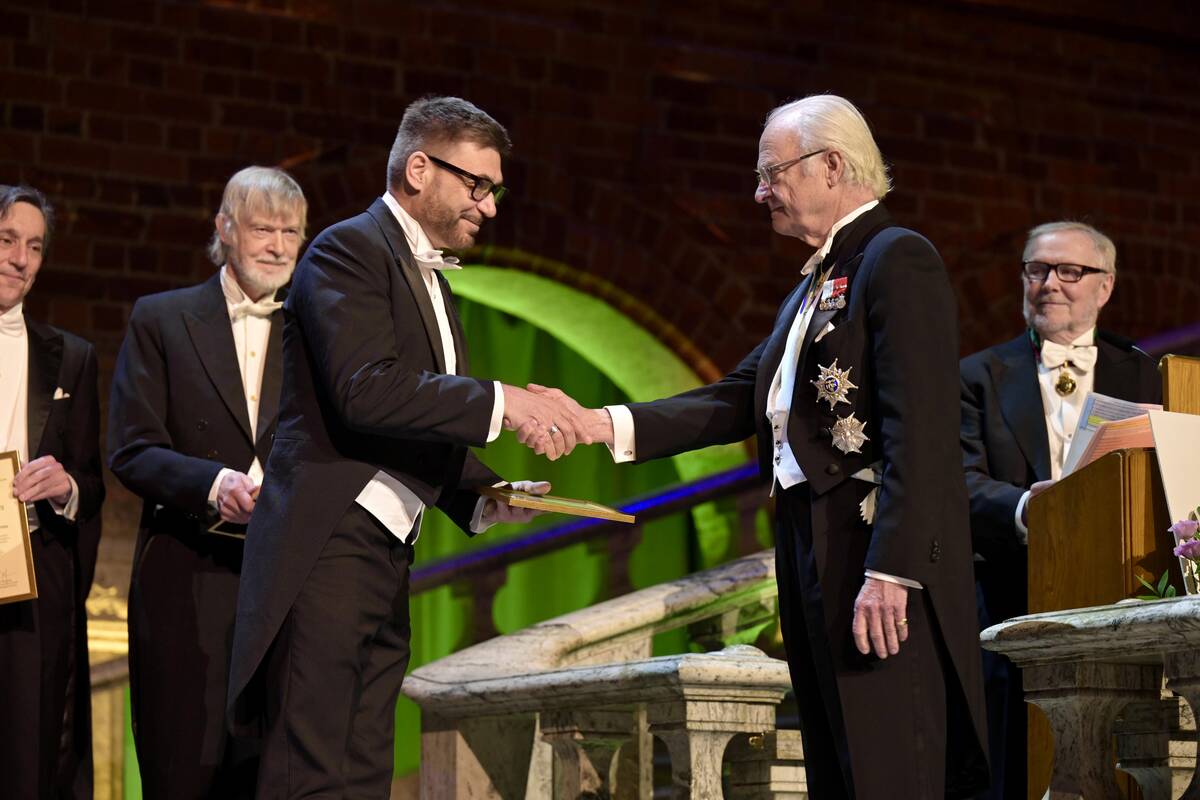 Curtis Pozniak, left, receives the Bertebos Prize from King Carl XVI Gustaf of Sweden at a ceremony in Stockholm, Sweden. Photo: Erik Cronberg