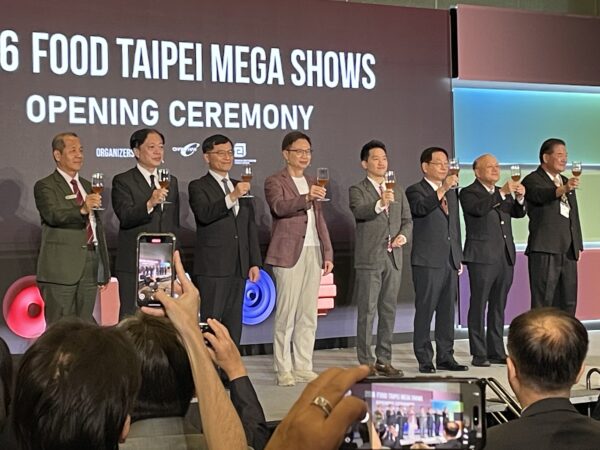 Dignitaries officially kick off Food Taipei 2026 with a ceremonial toast. 